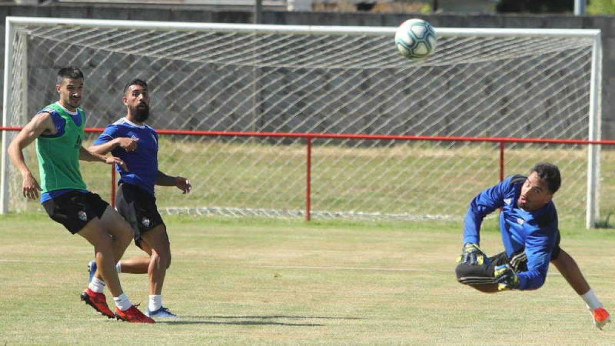 Bolo sólo cuenta con Gianfranco Gazzaniga en la portería del primer equipo y busca reforzar esa posición. L. DE LA MATA