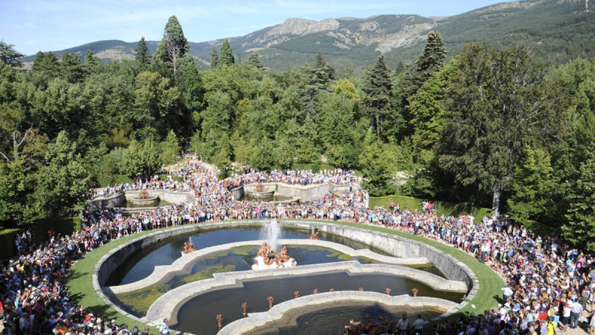 El espectáculo de agua en La Granja de San Ildefonso atrajo a 10.000 personas. PABLO MARTÍN