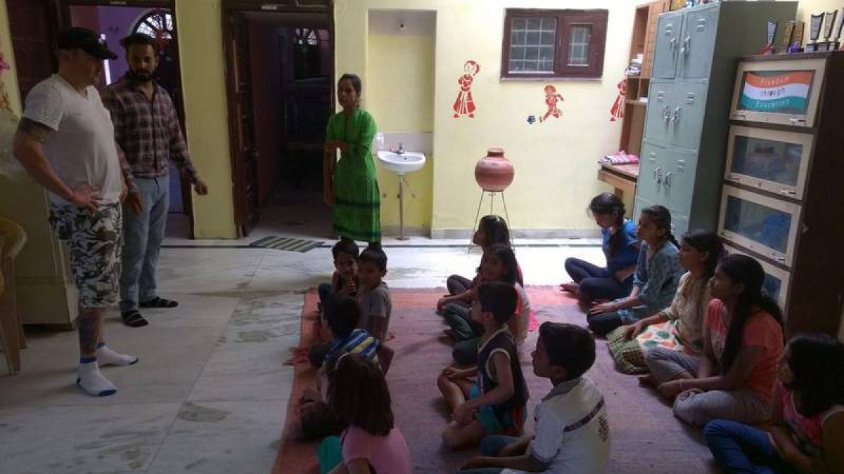 Las mujeres y los niños que asistían al curso escuchan las explicaciones de José Luis Zorita en uno de los primeros días. DL