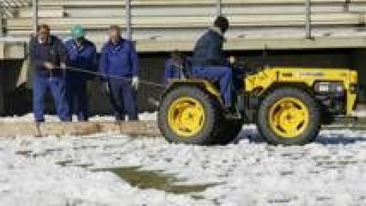 Funcionarios municipales limpian de nieve el área de Puente Castro