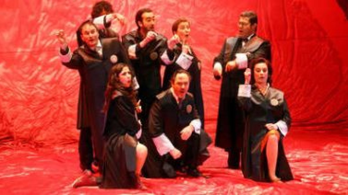 Santiago Ramos, de rodillas, encabezó el reparto de la divertida comedia 'La fiesta de los jueces'
