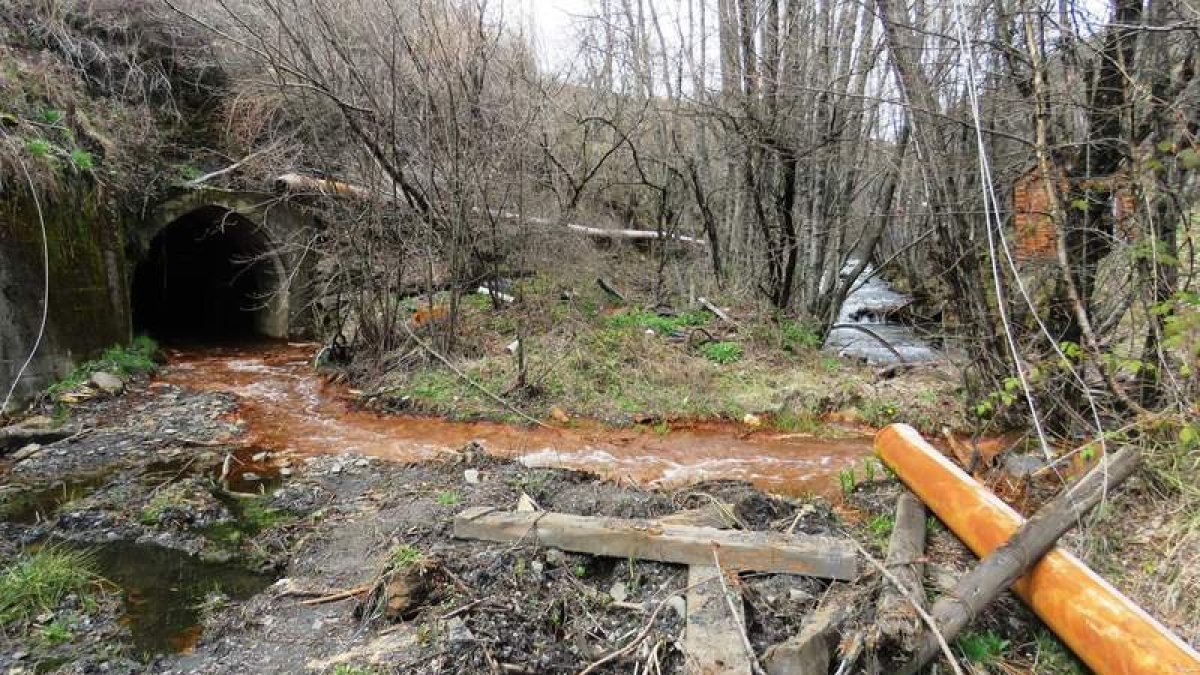 En la actualidad sale agua anaranjada del interior de la bocamina. M.Á.C.