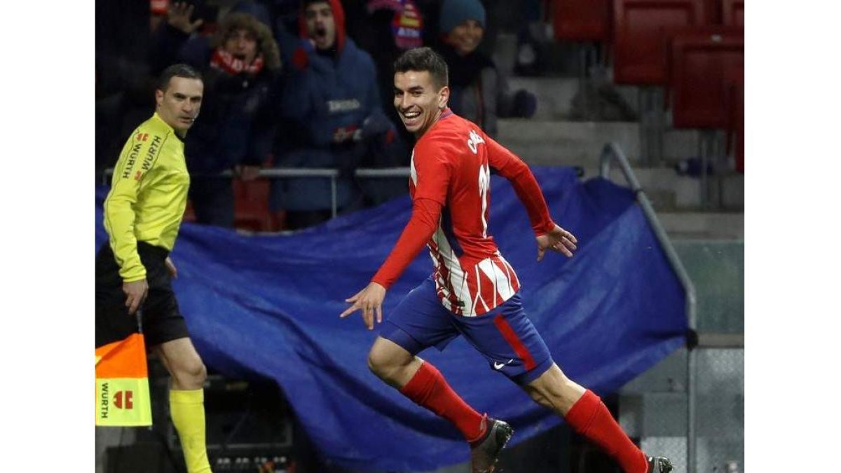 Ángel Correa celebra el gol que le marcó ayer al Valencia. EMILIO NARANJO