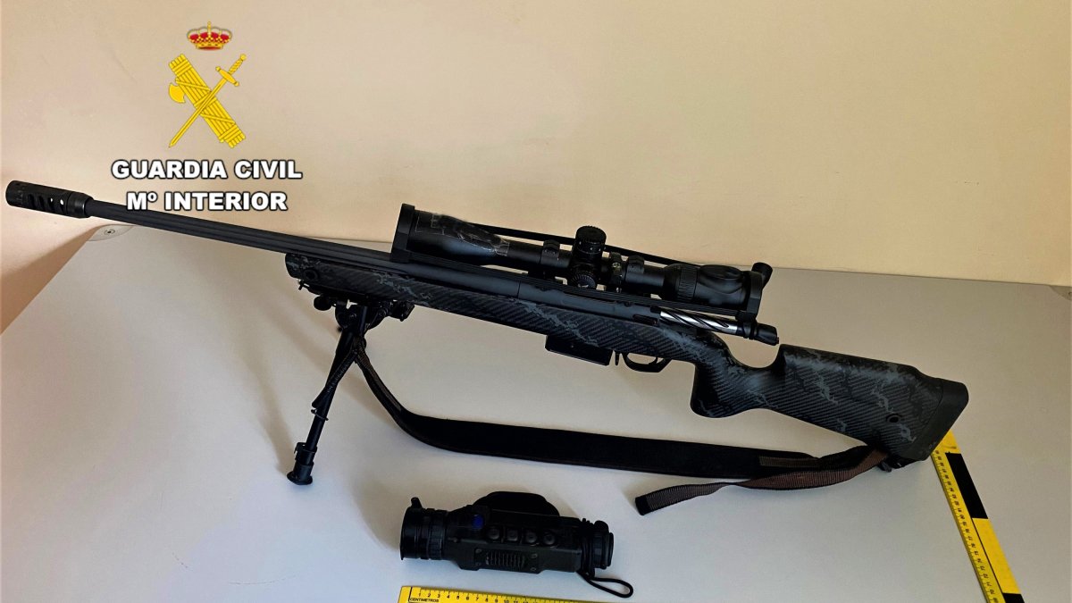 Rifle y el visor térmico decomisados por la Guardia Civil. DL