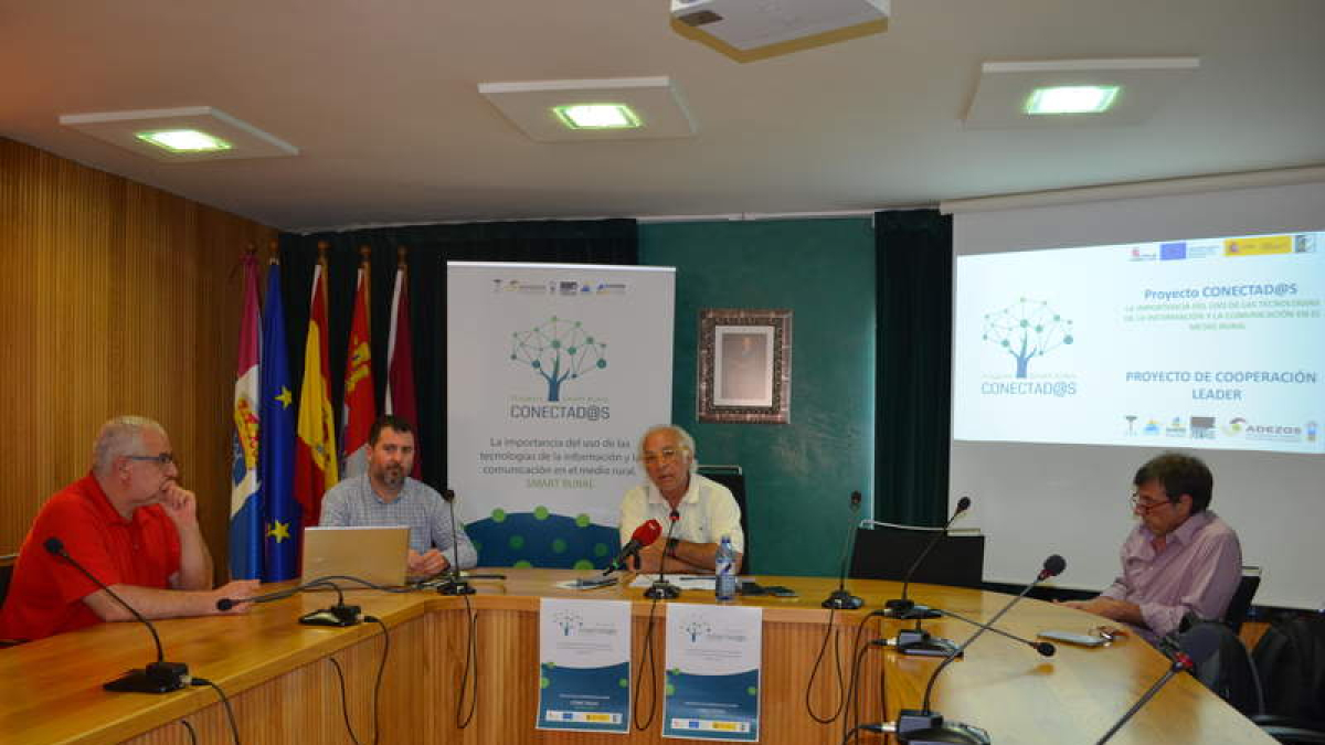 Imagen del foro del proyecto ‘Conectad@s’ celebrado ayer en Santa María del Páramo. MEDINA