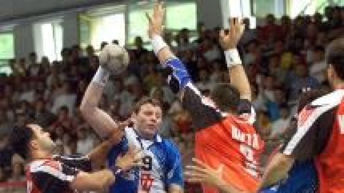 Jakimovic lanza a puerta durante la final de la Recopa del 2000 frente al Dunaferr de Hungría
