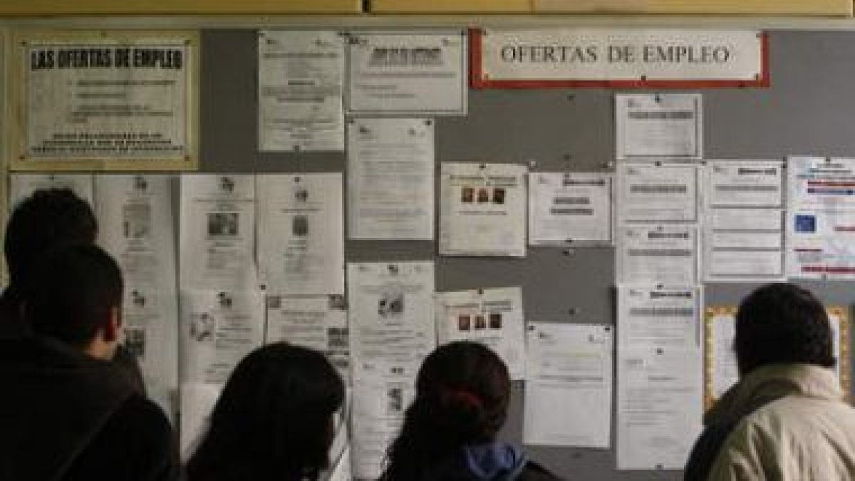 Miles de leoneses siguen haciendo colas en las oficinas de los servicios públicos de empleo.