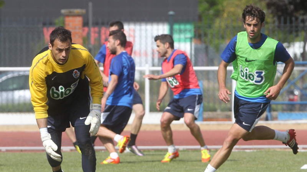 Orlando, en un entrenamiento con el equipo berciano.