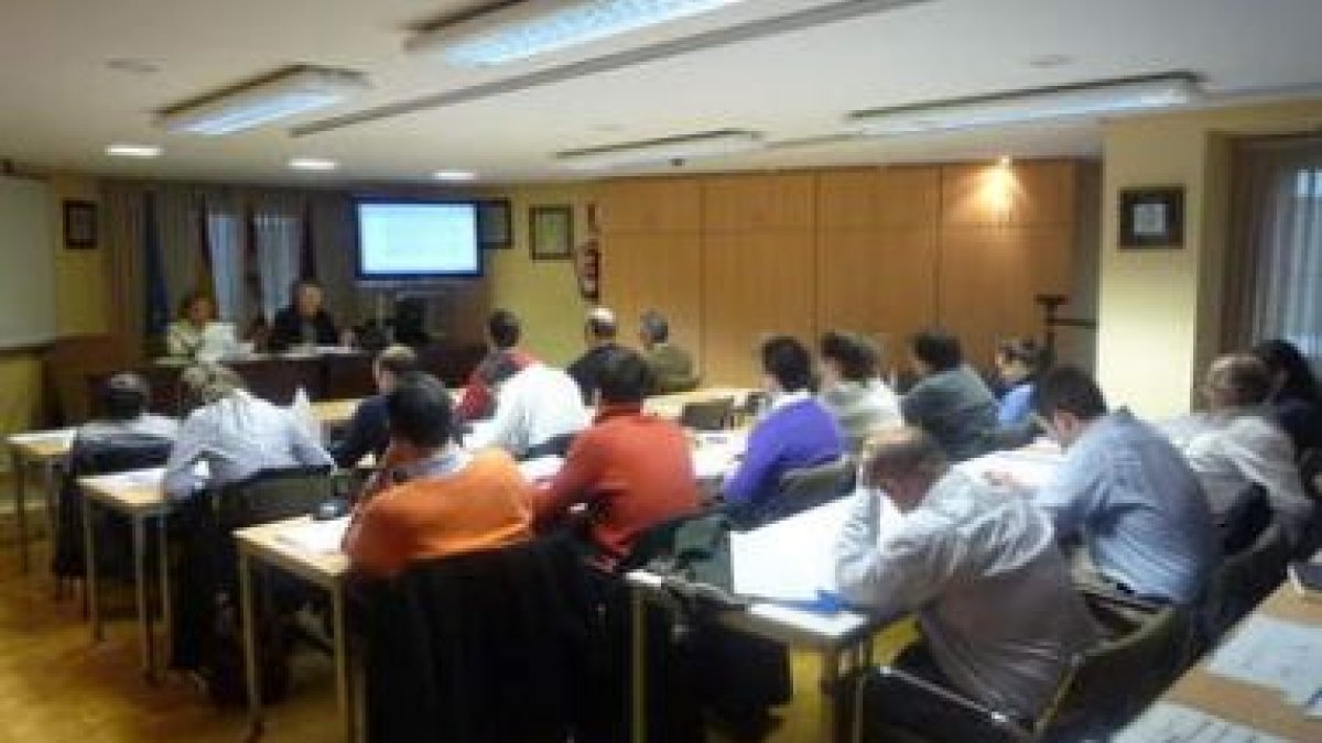 Los ingenieros superiores industriales asisten a la inauguración del curso sobre ITC
