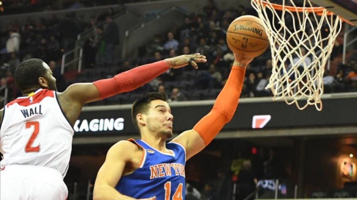 Willy Hernangómez vuela hacia canasta ante los Wizards.