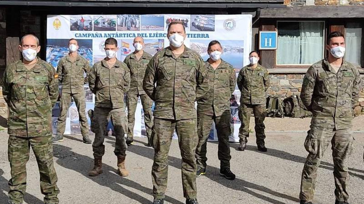 El comandante Manuel Macho, en el centro, con parte de los componentes de la expedición. DL