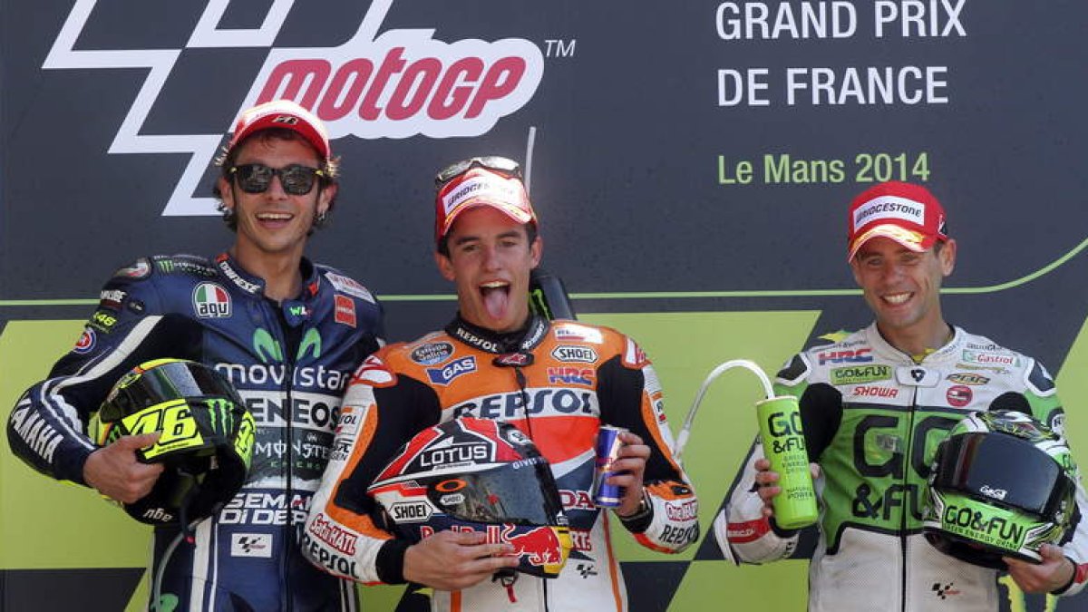 Márquez, feliz en lo más alto del podio, flanqueado por Rossi —segundo— y Bautista.