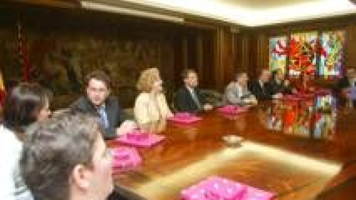 Los representantes de los nuevos países de la Unión Europea en la reunión con el alcalde de León