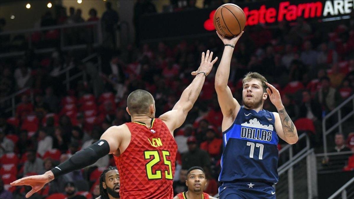 Luka Doncic lanza a canasta por encima de Alex Len en el partido disputado en Atlanta