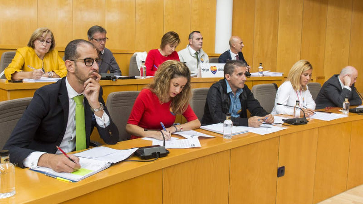 En la fila de abajo, los concejales del PP durante una sesión plenaria en San Andrés. FERNANDO OTERO