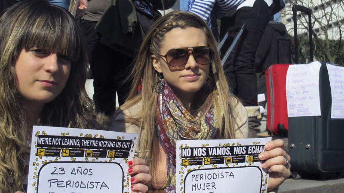 Dos jóvenes españolas se manifiestan en Bruselas.