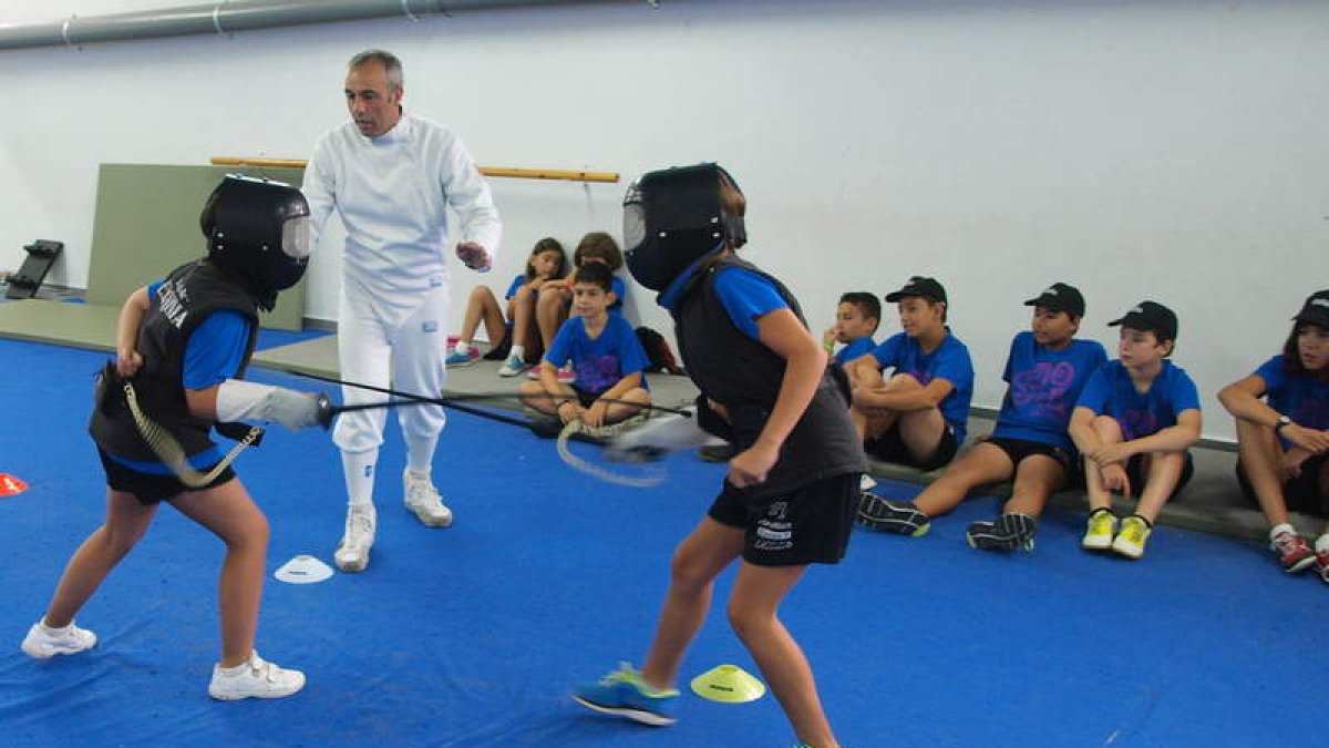 Carlos Escudero en una clase de esgrima que el pasado curso tuvo un alumnado fijo y que en el presente seguirá creciendo.