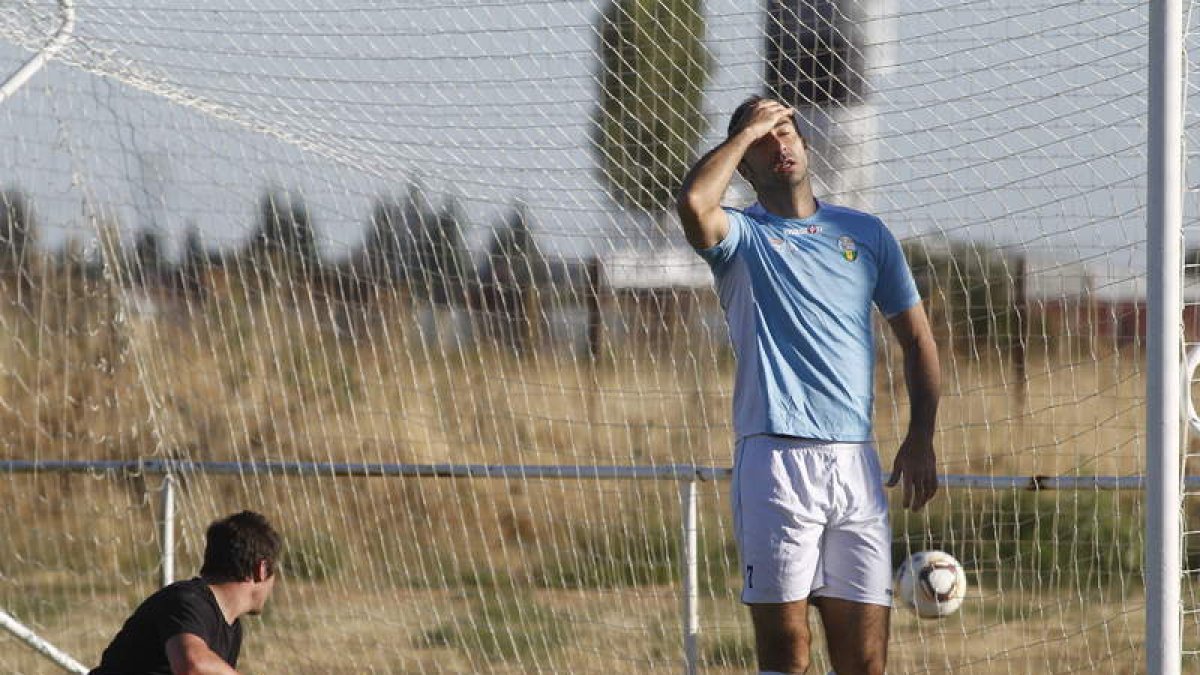 Toño materializó los dos goles del equipo leonés frente al conjunto juvenil del Sporting.