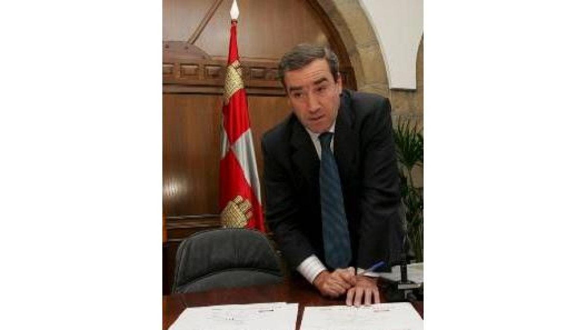 El edil del PP, Darío Martínez, ayer con la documentación ferroviaria