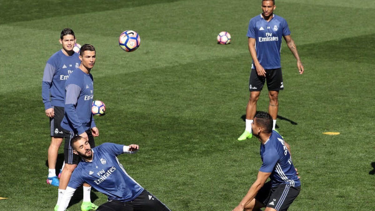 Futbolistas del Real Madrid durante el entrenamiento de ayer en Valdebebas. J. J. GUILLÉN