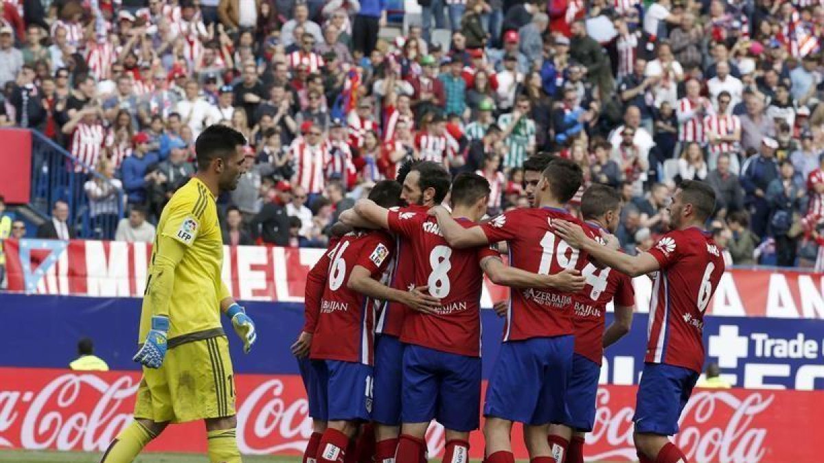 Los jugadores del Atlético de Madrid celebran el cuarto gol de su equipo, del delantero Antoine Griezmann, durante el partido de la trigésimo primera jornada de Liga contra el Betis, en el estadio Vicente Calderón de Madrid.
