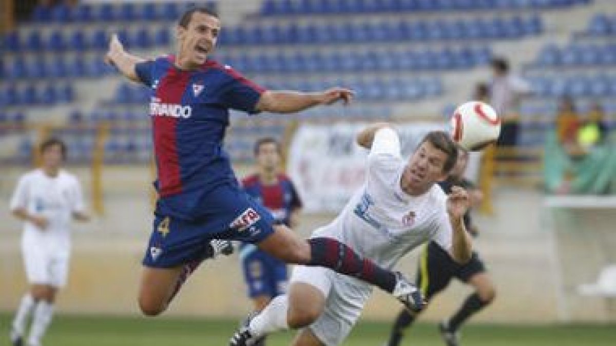 El delantero de la Cultural Rubén Pardo, a la derecha, trata de controlar el balón ante Añibarro.
