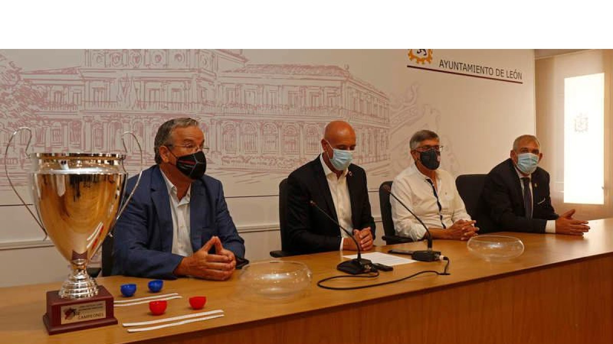 Ayer tuvo lugar el sorteo de la Copa de Castilla y León en el Ayuntamiento de la ciudad. FERNANDO OTERO