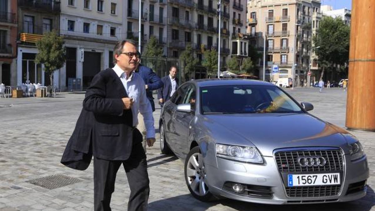 Artur Mas, a su llegada a la sede de Junts pel Sí, en el Born de Barcelona, este lunes.