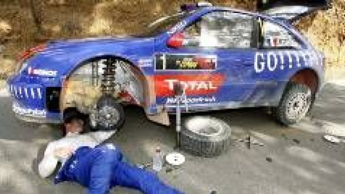 El francés Loeb repara su coche durante un descanso de la segunda etapa del rally chipriota