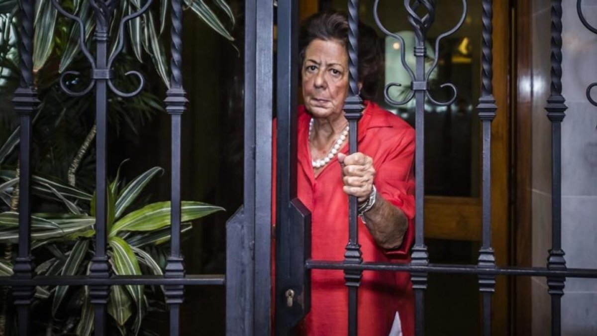Rita Barberá a la salida de su domicilio en Valencia, este miércoles.