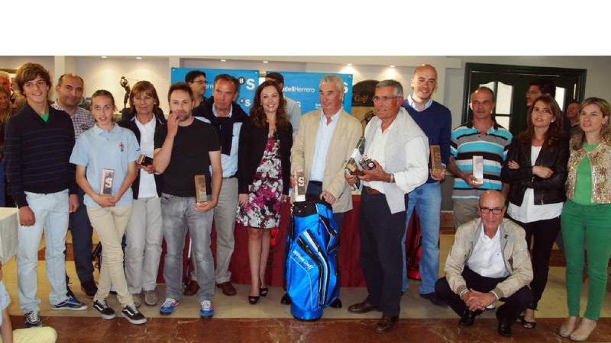 Los primeros clasificados en el torneo junto a Cristina Santos, directora de zona del Sabadell/Herrero.