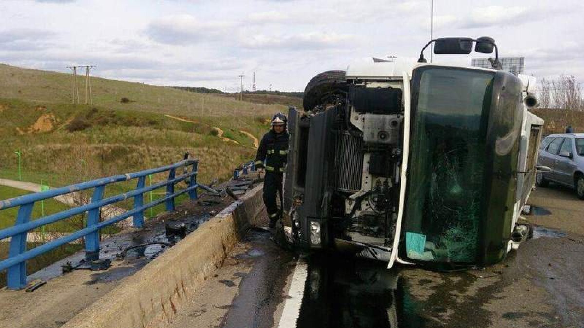 Estado en el que quedó el camión después de sufrir el accidente.