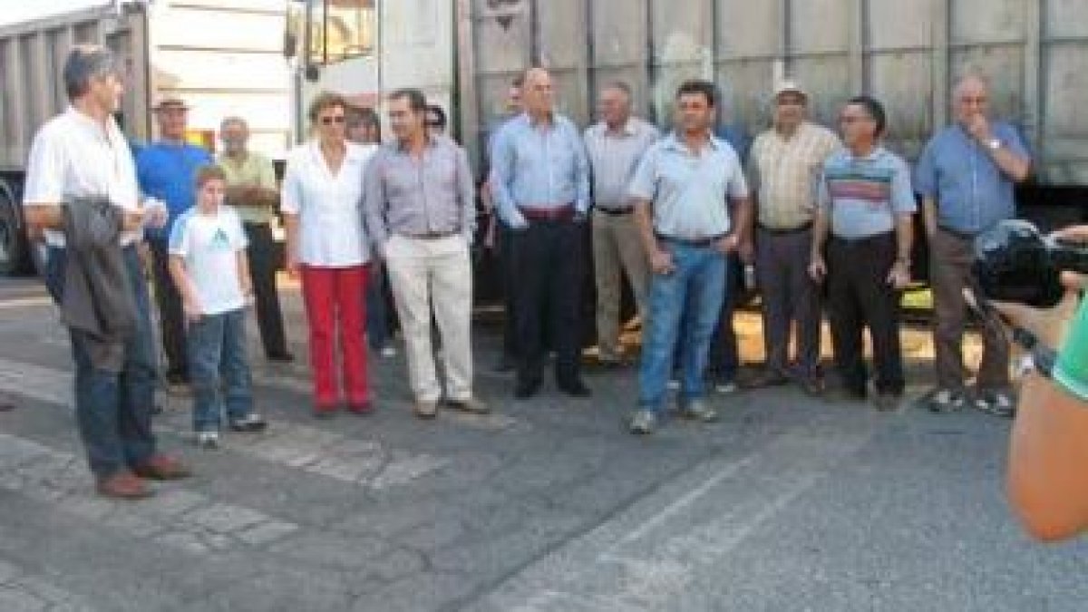 Un momento de la protesta desarrollada ayer a la entrada de la central térmica de Endesa.