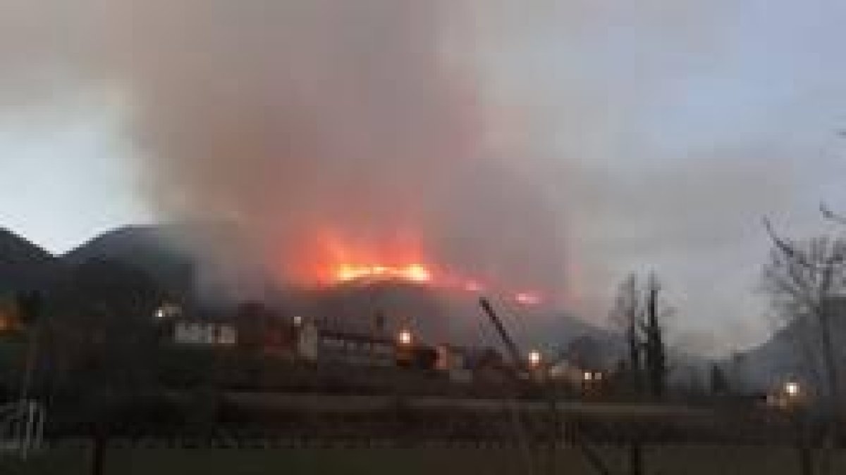 Incendio en Palacios del Sil