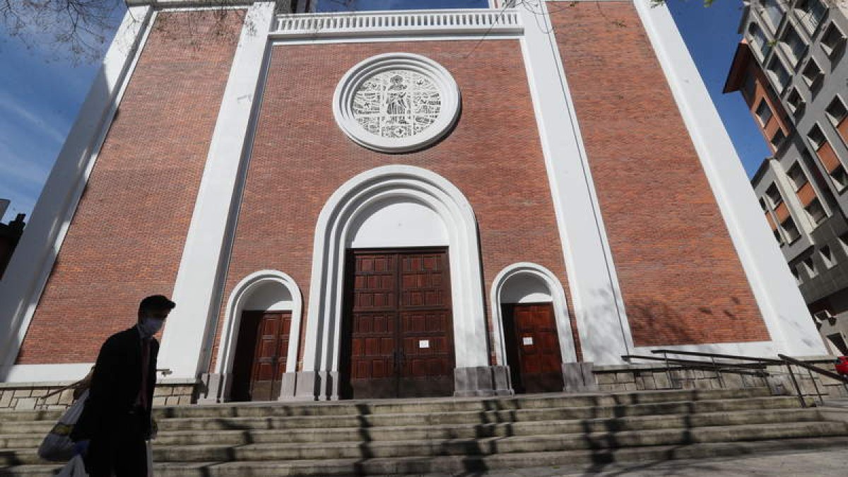 La puerta de la Iglesia de San Pedro permanecía cerrada ayer por las circunstancias. ANA F. BARREDO
