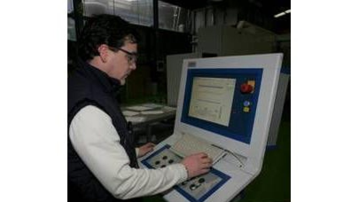Un operario de Vitro Cristalglass en la factoría de La Rozada