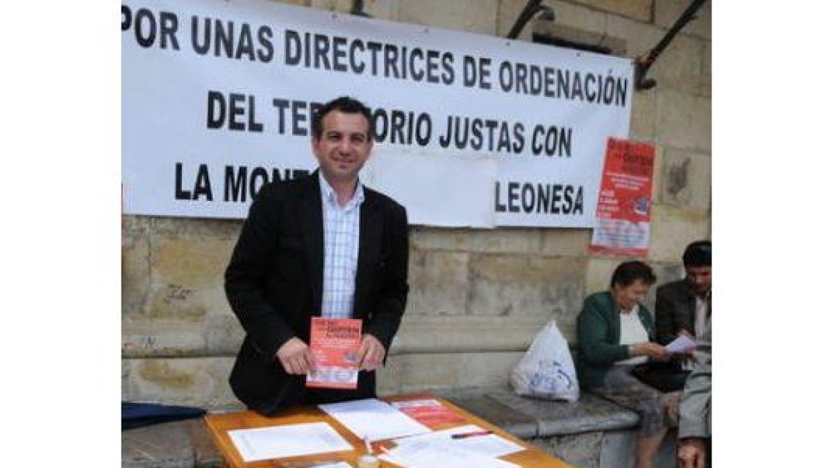 Nicanor Sen en uno de los actos de recogida de firmas.