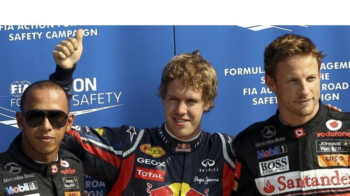 El piloto británico Lewis Hamilton (McLaren Mercedes), segundo clasificado, el alemán Sebastian Vettel (Red Bull), primer clasificado, y el británico Jenson Button (McLaren Mercedes), tercer clasificado.