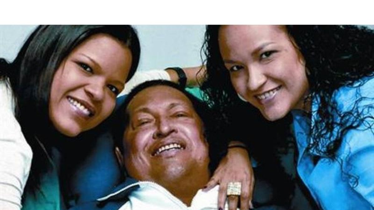 Chávez, con sus hijas María Gabriela (izquierda) y Rosa Virginia, en Cuba.