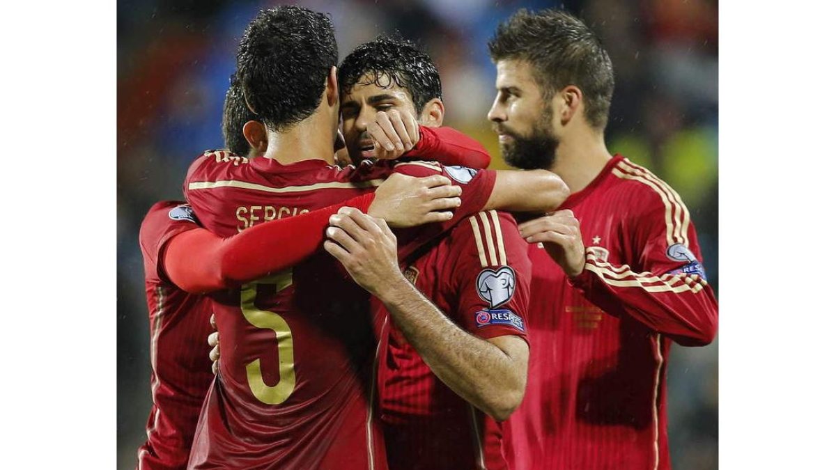 Diego Costa celebra su gol, tercero del equipo, durante el partido de clasificación para la Eurocopa 2016 ante Luxemburgo