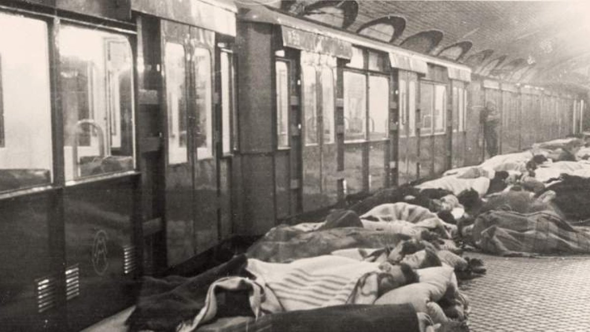 Imagen de varias milicianas durmiendo en los pasillos del metro de Madrid. DL