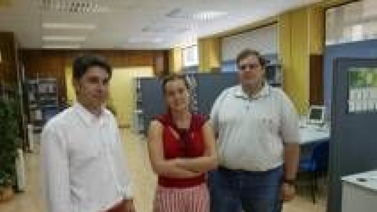 El secretario provincial de UGT de León, a la izquierda, junto a dos de los responsables de la Opea