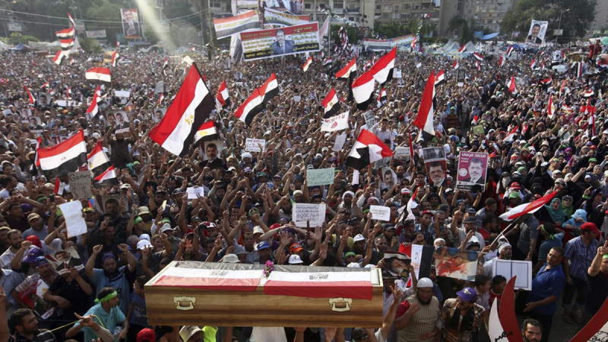 Simpatizantes de Mursi portan un féretro simbólico en una de las protestas de ayer.