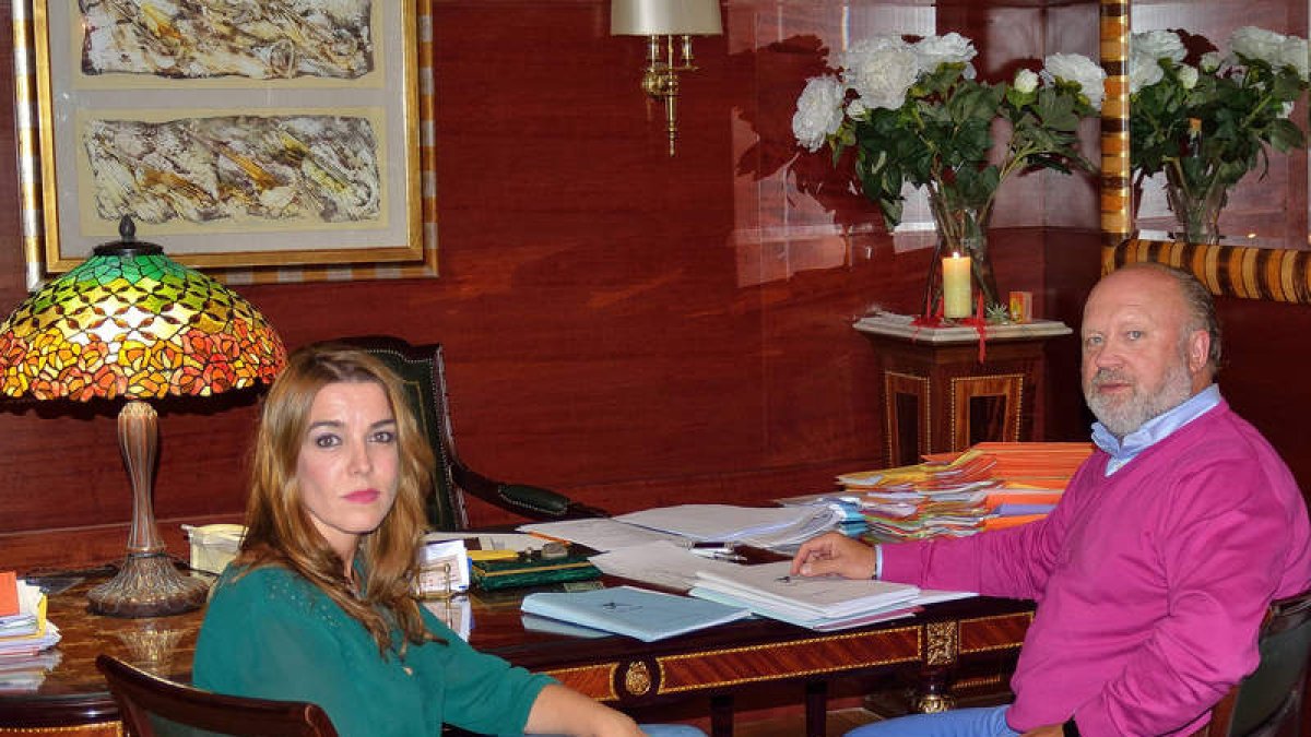 Rocío Álvarez y Norberto Rodriguez, en el despacho de la abogada para firmar un contrato tras año y medio de matrimonio. DL