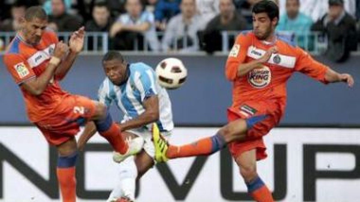 Baptista chuta a portería entre los defensas Cata Díaz y Torres.