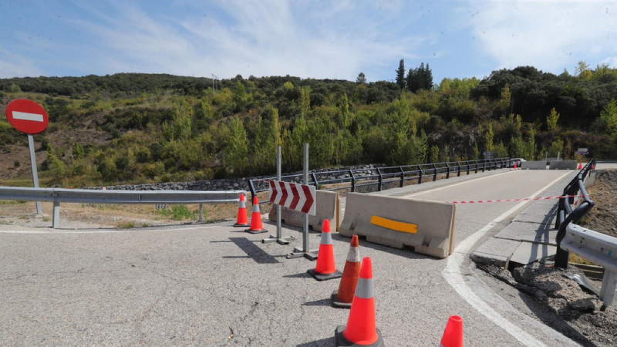 El viaducto afectado por el golpe de un camión está cortado. ANA F. BARREDO