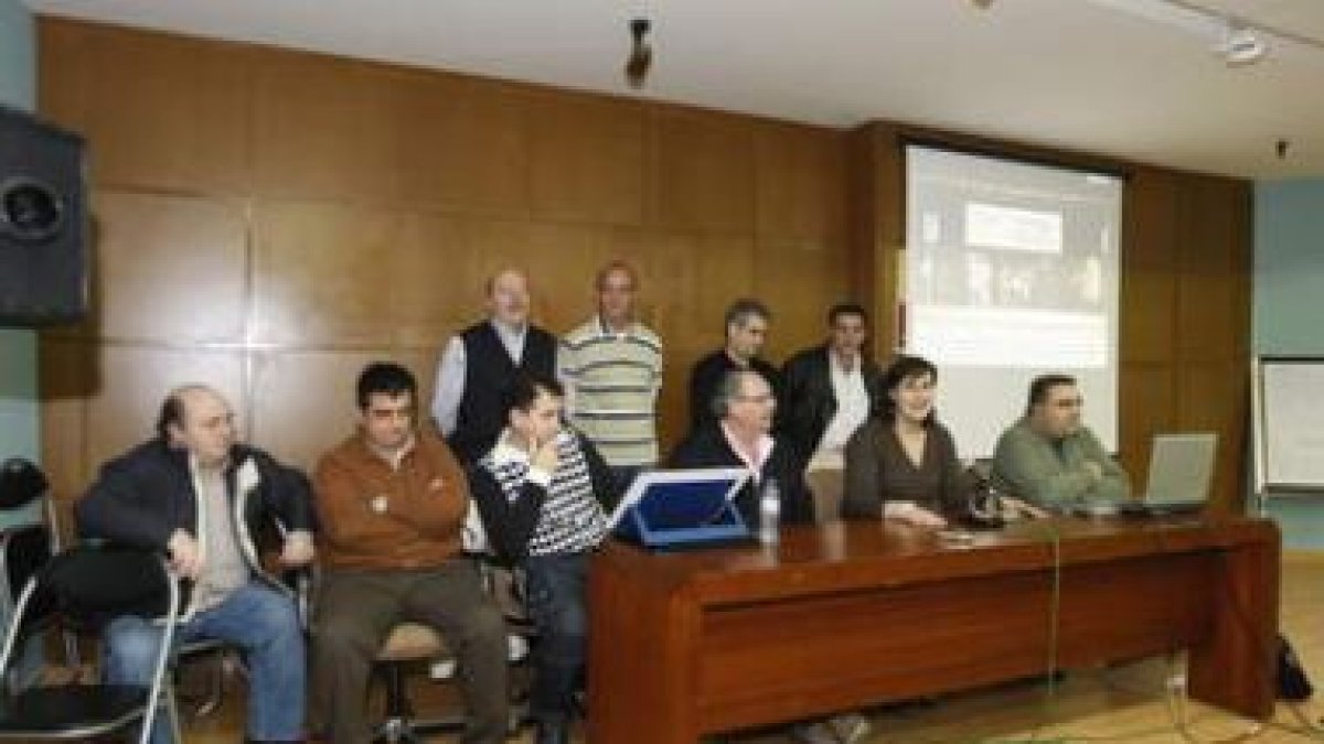 Los miembros de la murga, con la concejala Carmen de la Torre, durante la presentación de su disco