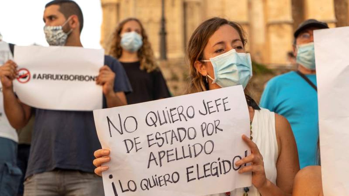Manifestación en contra de la monarquía el viernes, a las puertas del Palacio de Marivent. EZEQUIEL IVAN ESPINAR RIUTORT