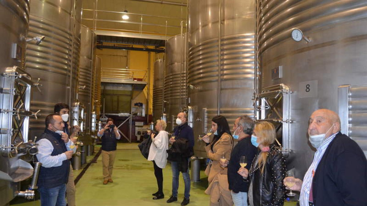 Una de las asistentes ayer la jornada toma el vino salido directamente de los depósitos. MEDINA