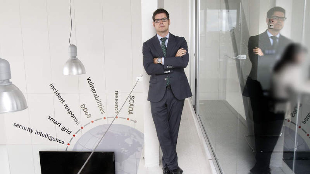 Manuel Escalante posa en su despacho del edificio que alberga el Inteco minutos antes de comenzar la entrevista.